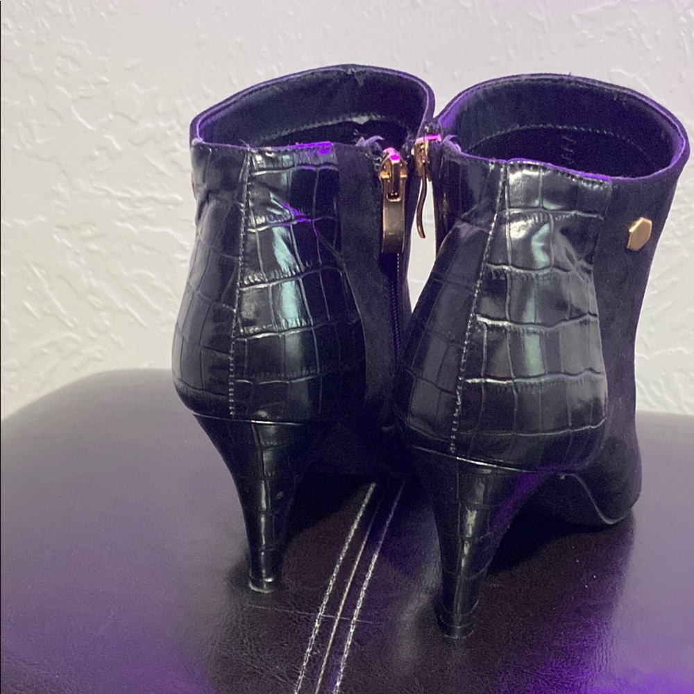 Jaclyn Smith Black Ankle Boots with Elegant Design - Picture 5 of 16
